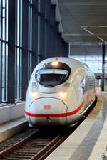 Ein ICE 3 Neo (Tz 8002) f�hrt gerade an Bahnsteig 13 ein, so gesehen Anfang September 2026 am Hauptbahnhof in Duisburg.
