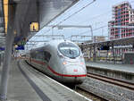Nach seinem vorletzten Halt in Utrecht Centraal f�hrt dieser ICE 3 Neo (Tz 8002) weiter zu seinem Ziel Amsterdam Centraal.