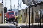 BERLIN, 23.10.2010, 101 099-0 in Richtung Berlin Ostbahnhof und ab dort mit IC 142 nach Flughafen Schiphol/Niederlande auf Vorbeifahrt am S-Bahnhof Betriebsbahnhof Rummelsburg, wo gerade S3 nach