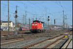 DB 212 329-7 (ozeanblau/beige) und 212 265-3 (verkehrsrot) fuhren am 27.02.2026 als Lokzug durch Würzburg ostwärts.