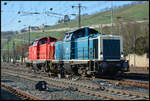 DB 212 329-7 (ozeanblau/beige) und 212 265-3 (verkehrsrot) fuhren am 27.02.2026 als Lokzug durch Würzburg ostwärts.
