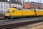 DB Netz Instandhaltung Siemens Taurus 182 513-2 in Frankfurt am Main Hbf vom Bahnsteig aus fotografiert am 14.02.26