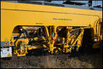 Am Nachmittag des 03.03.2026 wartete die nagelneue Gleisstopfmaschine MATISA B 45 UE ESM 665 (DB Netzinstandhaltung 760 011, NVR: 99 80 9122 009-8 D-DB MP) im Bahnhof Geroldshausen auf ihre ersten Einsätze. Detailansicht der Stopfeinheit.