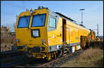 Am Nachmittag des 03.03.2026 wartete die nagelneue Gleisstopfmaschine MATISA B 45 UE ESM 665 (DB Netzinstandhaltung 760 011, NVR: 99 80 9122 009-8 D-DB MP) im Bahnhof Geroldshausen auf ihre ersten Einsätze.