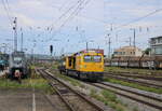 DB Netzinstandhaltung 746 004  Regensburg  (D-DBMP 99 80 9110 004-5) mit dem 37 80 3939 114-9 D-DBMP, am 05.08.2025 auf Rangierfahrt in Regensburg Hbf.