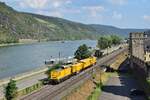 203 301-7 zieht einen Schleifzug durch Oberwesel in Richtung Koblenz w�hrend auf der rechten Rheinseite ein 2 Vias Flirt als RB10 nach Neuwied unterwegs sind.

Oberwesel 20.06.2026