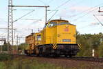 DB Netz 203 303-3 kommt mit einer Baumschiene am Haken am Fotopunkt in Dedensen-G�mmer vorbei 22.10.2026