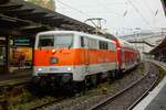 DB 111 111  Sally  mit RB48-Ersatzzug in Wuppertal Hbf, Oktober 2022.