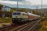 DB 111 174-9  Elfriede   Miete oder kaufe mich.  mit RB48-Ersatzzug in Wuppertal, November 2022.