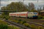 DB 111 174-9  Elfriede   Miete oder kaufe mich.  schiebt RB48-Ersatzzug in Wuppertal, November 2022.