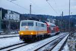 DB 111 095-6  Lufthansa Express  im neuem Lack mit Dosto & 111 096 in Wuppertal und fuhr nach Münster, Januar 2024.