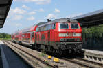 218 401 f�hrt mit dem RE 12024 aus Landau aus.