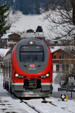 Der Dieseltriebzug 633 042 ist hier Ende November 2023 kurz vor der Ankunft am Bahnhof Pfronten-Ried zu sehen.