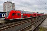 DB Regio Doppelstockwagen Garnitur als RB22 in Frankfurt Höchst vom Bahnsteig aus fotografiert