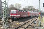 Die 143 250 mit der originalen Lackierung bei der Ankunft in Dresden Hauptbahnhof im April 2025