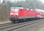 Während man beim Dampfloktreffen 2026 auf den Sonderzug von Dresden nach Königsbrück auf der Klotzscher Steilrampe wartet, kommt auf der Steigung eine Flughafen-S-Bahn mit der 143 828