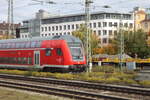 Ein Dostosteuerwagen fährt 18.10.2025 als RB40 nach München Ost in den Bahnhof München Ost ein. Der Steuerwagen trägt aktuell noch den Namen Hamburg, da dieser vor circa einem Jahr von der Südostbayernbahn übernommen wur ...