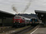 218 495 fährt am 5.12.20 mit IC 2084 (Oberstorf-Hamburg) mit einer großen Rußwolke aus dem Bahnhof Kempten (Allgäu) aus.