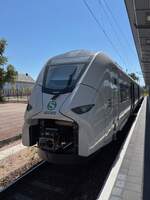 15.08.2026 | Mireo der L�nderbahn f�r als RB2 (61562) von Plauen (Vogtl) ob Bf nach Zwickau (Sachs) Hbf. Diese Verkehre werden aktuell durch diese Fahrzeuge anstatt der regul�r eingesetzen RS1 der Vogtlandbahn bedient. Zug hier bei der Wende in Werdau.