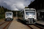 Kreuzung im Bf Zwotental mit VT63 (VBG20813) und VT69 (VBG20814) am 10.10.2016. Wegen Fahrzeugmangel kam VT63 auf der VL1 zum Einsatz und wendete an dem Tag mehrmals in Falkenstein, da er keine BOStrab-Ausrüstung hat kann er nicht im Streckenabschnitt Zwickau Hbf - Zwickau-Zentrum eingesetzt werden.