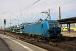 DTF 192 115 zieht ein PKW-Zug durch Bremen Hbf am 19 Februar 2026.