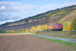140 003 EBM Cargo mit einem leeren Langschienenzug bei Thüngersheim Richtung Würzburg, 23.10.2021