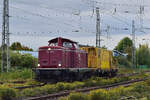 212 325-5 f�hrt mit einem Putzzug durch Grevenbroich in Richtung Rheydt.