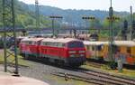 Am 27.6.2024 standen u. a. 218249-2 und dahinter 218272-3 im Abstellbereich der EVG in Linz am Rhein. Im Hintergrund ist die Fußgängerbrücke zu sehen, von der man einen besonders guten Überblick hat.