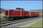 Die altrote V100 der Eifelbahn Verkehrsgesellschaft (EVG), 213 336-1, beförderte am 22.03.2026 den Schienenbusbeiwagen 996 248-1 (ehem.