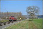 Die altrote V100 der Eifelbahn Verkehrsgesellschaft (EVG), 213 336-1, beförderte am 22.03.2026 den Schienenbusbeiwagen 996 248-1 (ehem.