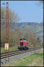 Die altrote V100 der Eifelbahn Verkehrsgesellschaft (EVG), 213 336-1, beförderte am 22.03.2026 den Schienenbusbeiwagen 996 248-1 (ehem.