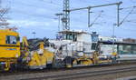 EIFFAGE INFRA-RAIL mit der Plasser& Theurer Universalstopfmaschine Typ UNIMAT 09-4x4/4S  und Schotterplaniermaschine vom Typ  P&T SSP 110 SW  (99 80 9425 024-3 D-ERD) am 24.11.20 Durchfahrt Bf.