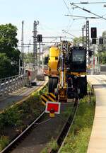 Gleis 11 Berlin Hbf Ende August 2025 mit Kleinwagen D-WITTF 9980 9902 091-4 ZW-Bagger CAT M323F | EIFFAGE Infra-Nordwest GmbH