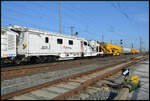Neuware von Plasser & Theurer sowie Robel (Gleisbaumaschine RM 900 für Eiffage Infra-Rail D-ERD 99 80 9514 005-4 und Mobile Maintrance Train MMT 800 für MTR Hongkong) am 07.03.2026 im Hauptbahnhof von Würzburg. 