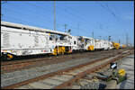 Neuware von Plasser & Theurer sowie Robel (Gleisbaumaschine RM 900 für Eiffage Infra-Rail D-ERD 99 80 9514 005-4 und Mobile Maintrance Train MMT 800 für MTR Hongkong) am 07.03.2026 im Hauptbahnhof von Würzburg. 