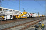 Neuware von Plasser & Theurer sowie Robel (Gleisbaumaschine RM 900 für Eiffage Infra-Rail D-ERD 99 80 9514 005-4 und Mobile Maintrance Train MMT 800 für MTR Hongkong) am 07.03.2026 im Hauptbahnhof von Würzburg. 