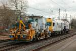 Stopfroboter D-ERD 99 80 9121 030-7 des Herstellers System7-Rail & Schotterplaniermaschine 99 80 9425 041-7 in Hilden, März 2026.