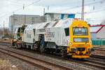 Stopfroboter D-ERD 99 80 9121 030-7 des Herstellers System7-Rail & Schotterplaniermaschine 99 80 9425 041-7 in Hilden, März 2026.