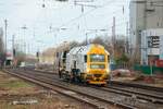 Stopfroboter D-ERD 99 80 9121 030-7 des Herstellers System7-Rail & Schotterplaniermaschine 99 80 9425 041-7 in Hilden, März 2026.