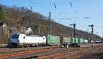 Mit einem Containerzug durchfährt die ELL-193 011 am 05.03.2026 den Bahnhof Dillenburg