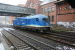 EVB Diesellok 223033 fährt hier am 13.2.2026 um 13.01 Uhr vom Bahnhof Hamburg-Harburg Richtung Hafen.