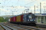 EVB 182 912-6 sieht aus als h�tte sie eine Dusche aus Ru� anstelle von Wasser bekommen mit Containerzug in Eichenberg 20.8.2026