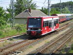 Als Leerfahrt von Mukran kam der kleine EGP Hans 672 906,am 18.Jni 2022,in Bergen/Rügen an.Im Hintergrund der Sonderzug aus Chemnitz.