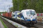 Mit einer bis auf eine Stelle volbeladener Containerzug durchfahrt EGP 193 848  am verregneten 13 Mai 2026 K�ln S�d.