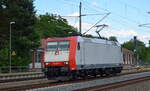 Emons Bahntransporte GmbH, Dresden [D] mit  185 507-1  [NVR-Nummer: 91 80 6185 507-1 D-ATLU] am 04.07.22 Durchfahrt Bahnhof Glöwen.
