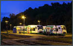 Zur blauen Stunde treffen sich am 10.10.2023 die Regio-Shuttle VT 330 und VT 326 der Erfurter Bahn in Bad Lobenstein.