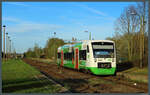 VT 315 der Erfurter Bahn erreicht am 06.04.2024 den Bahnhof Niederpöllnitz, der sich mit Grasbahnsteigen und Pilzleuchten noch sehr ursprünglich präsentiert.