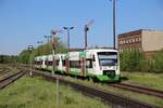 Ein dreiteiliger VT der Erfurter Bahn verlßt hier am 2.5.2024 um 10.39 Uhr den Bahnhof Zeitz.