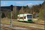 VT 012 der Erfurter Bahn erreicht am 06.04.2025 den Bahnhof Rottenbach.