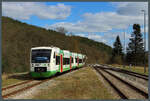 VT 012 der Erfurter Bahn erreicht mit einem weiteren RS 1 am 06.04.2025 aus Saalfeld kommend den Bahnhof Rottenbach.